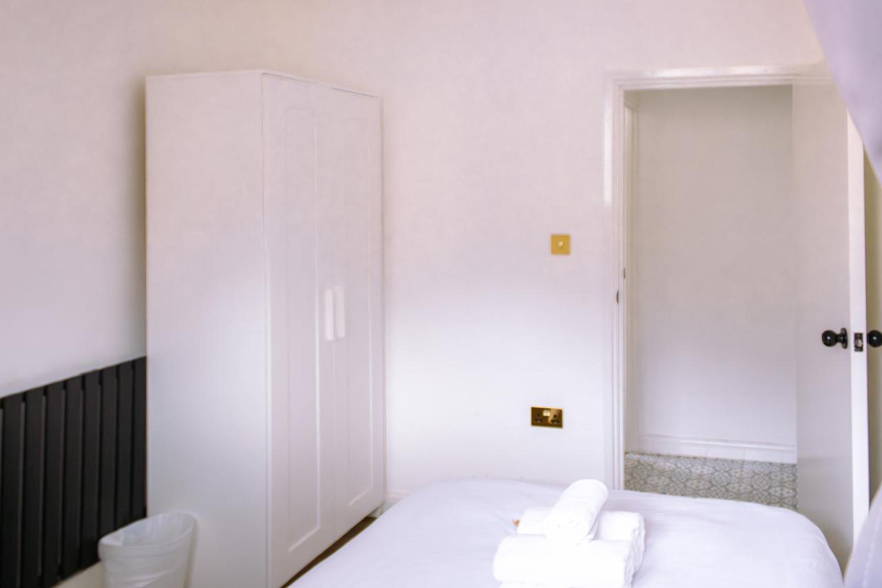 Nice 4 Bedroom Apartment Near City Centre 2-Min Walk To Metro !! Business & Family Friendly!! Лондон Екстер'єр фото