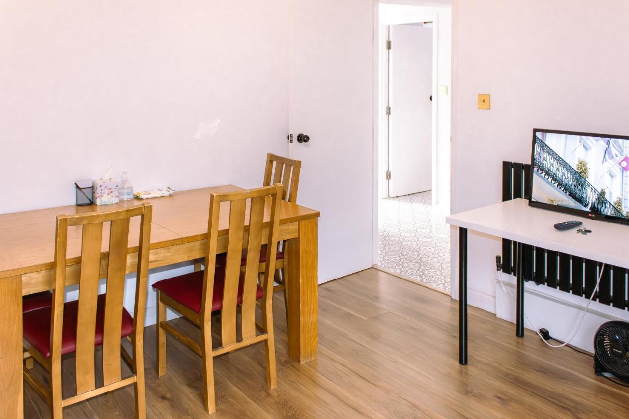 Nice 4 Bedroom Apartment Near City Centre 2-Min Walk To Metro !! Business & Family Friendly!! Лондон Екстер'єр фото
