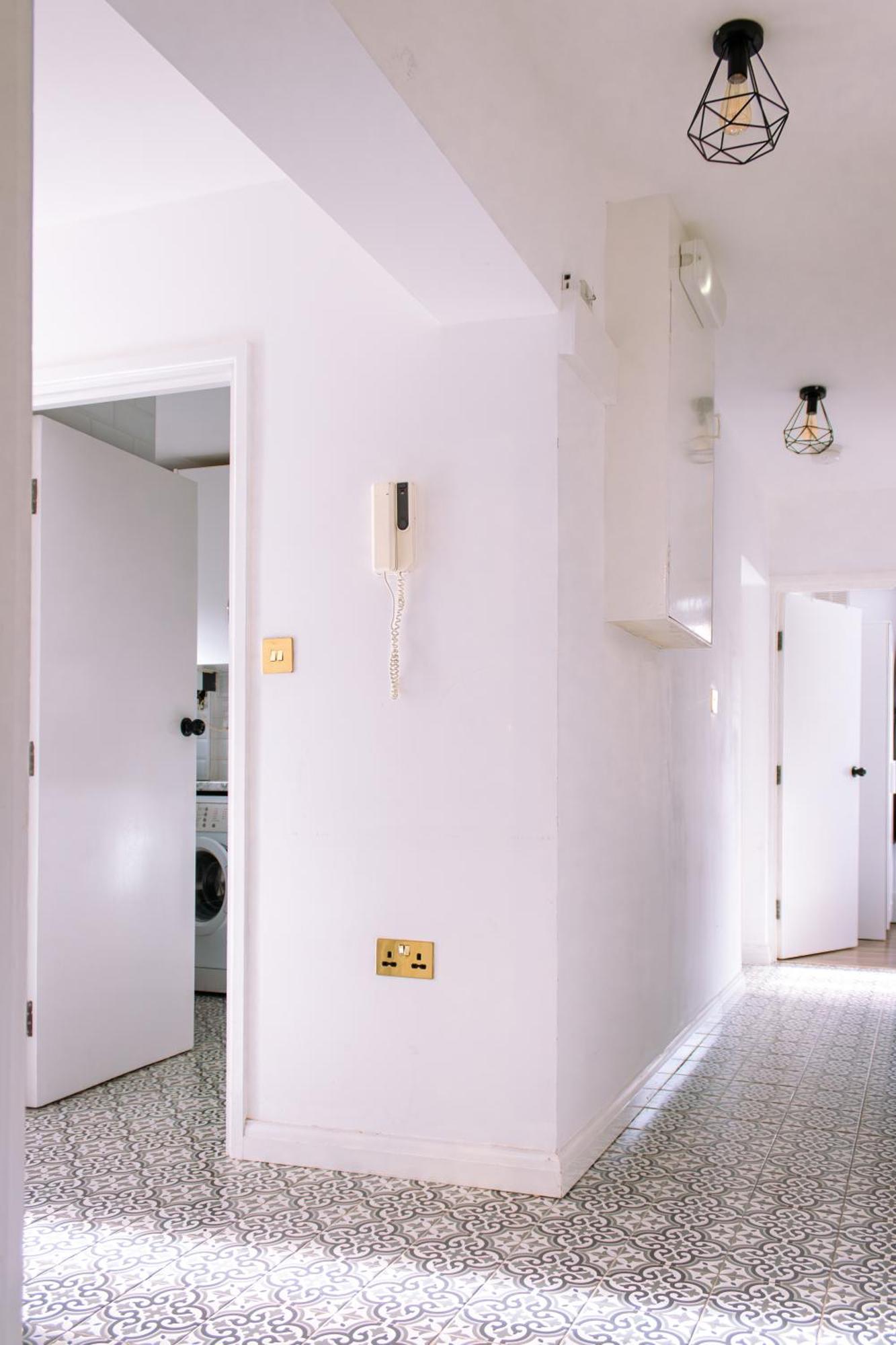 Nice 4 Bedroom Apartment Near City Centre 2-Min Walk To Metro !! Business & Family Friendly!! Лондон Екстер'єр фото